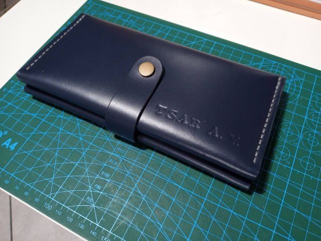 Шкіряний гаманець-клатч з кнопкою та тисненням (синій)