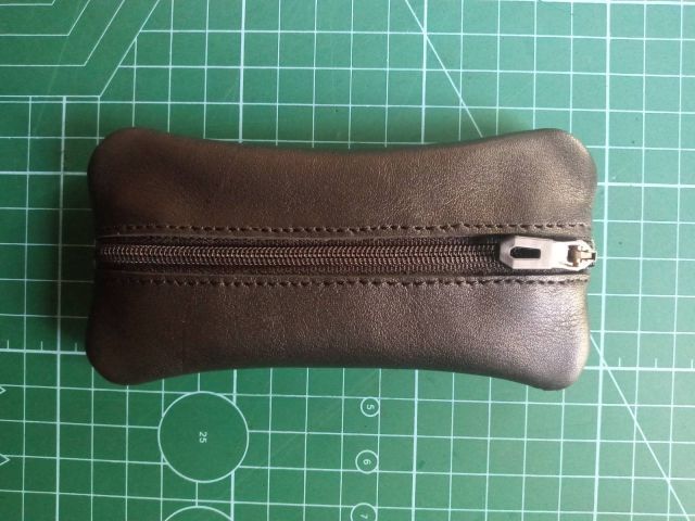 Astuccio in pelle con zip per piccoli oggetti (marrone scuro)