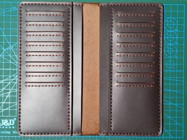 Довгий шкіряний гаманець на 16+ карт з тисненням (темно-коричневий)