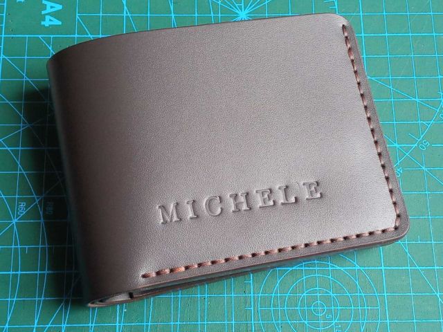 Шкіряний гаманець біфолд з тисненням імені (темно-коричневий)