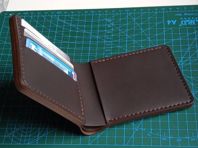 Шкіряний гаманець біфолд з тисненням імені (темно-коричневий)