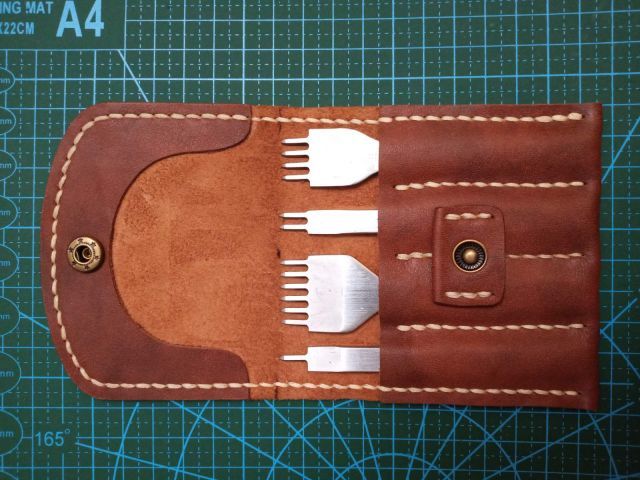 Custodia in pelle per punzoni con bottone (marrone)