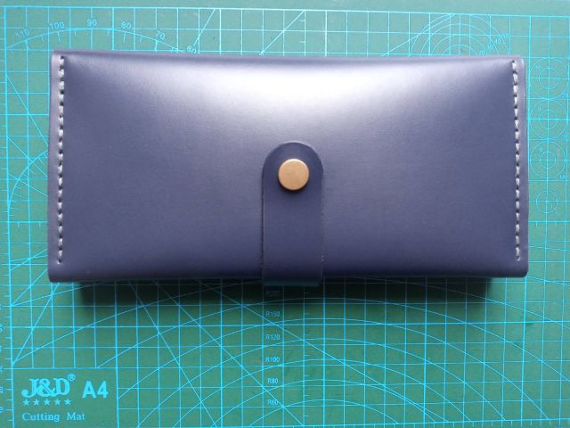 Шкіряний гаманець-клатч з кнопкою та тисненням (синій)