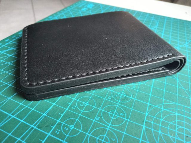 Portafoglio nero minimal con iniziali a rilievo