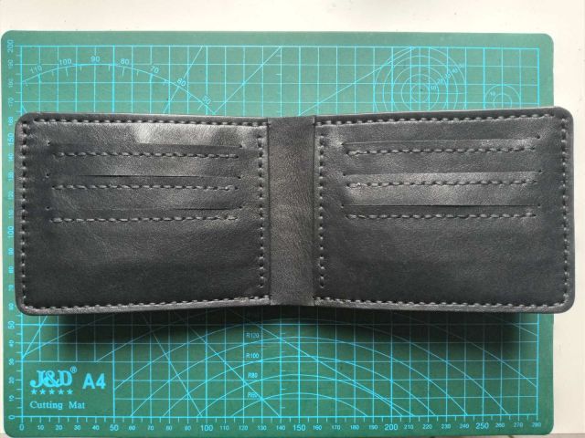 Portafoglio nero minimal con iniziali a rilievo