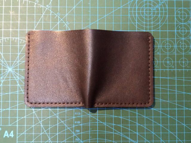 Мінімалістичний шкіряний біфолд гаманець