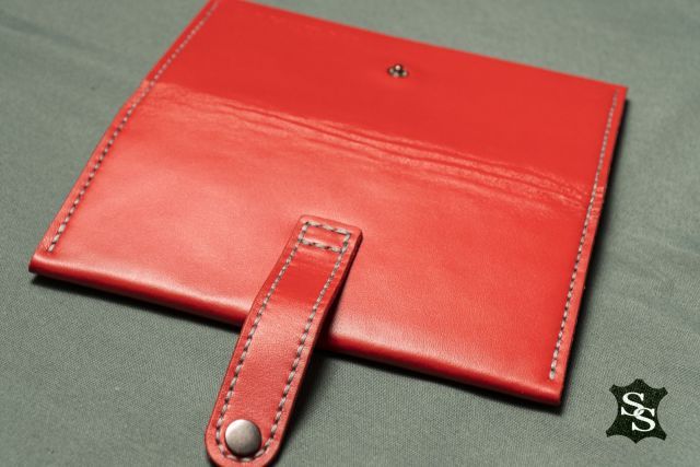 Червоний гаманець на застібці