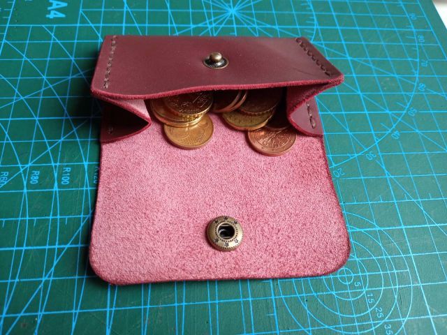 Portamonete bordeaux con bottone in ottone e fodera in camoscio