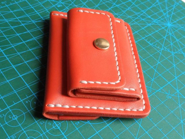 Червоний шкіряний міні-гаманець з монетницею на кнопці