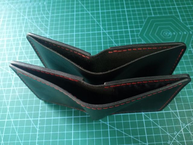 Шкіряний мінімалістичний гаманець для карт з червоною строчкою