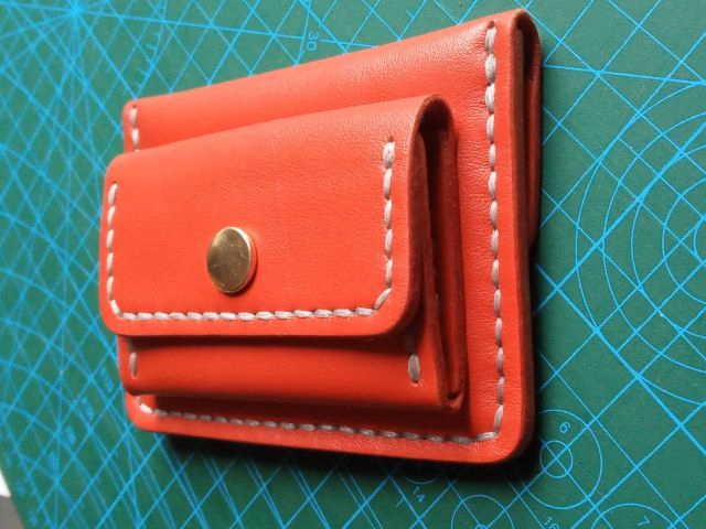 Mini portafoglio rosso in pelle con portamonete a bottone