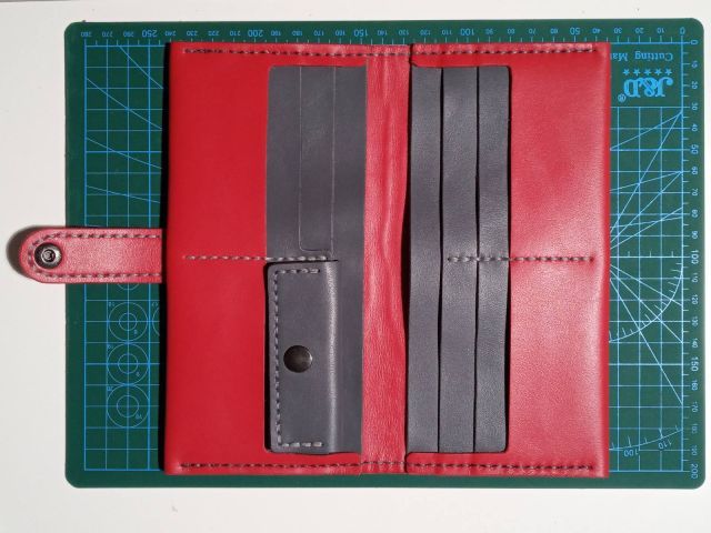 Червоний гаманець на застібці