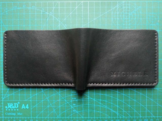 Portafoglio nero minimal con iniziali a rilievo