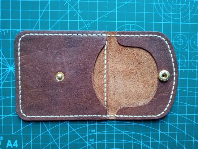 Portamonete in pelle con bottone