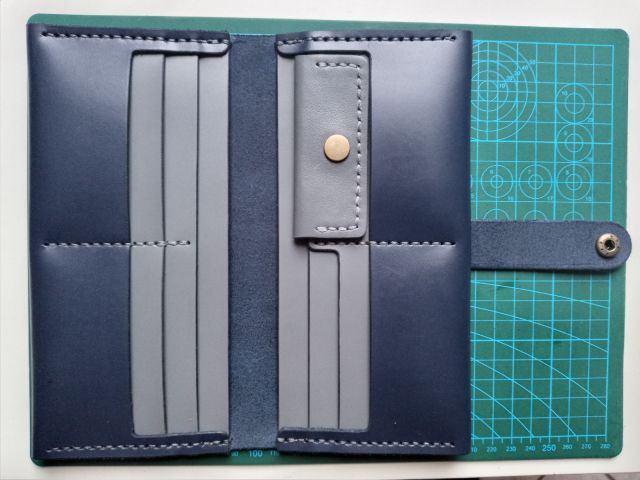 Шкіряний гаманець-клатч з кнопкою та тисненням (синій)