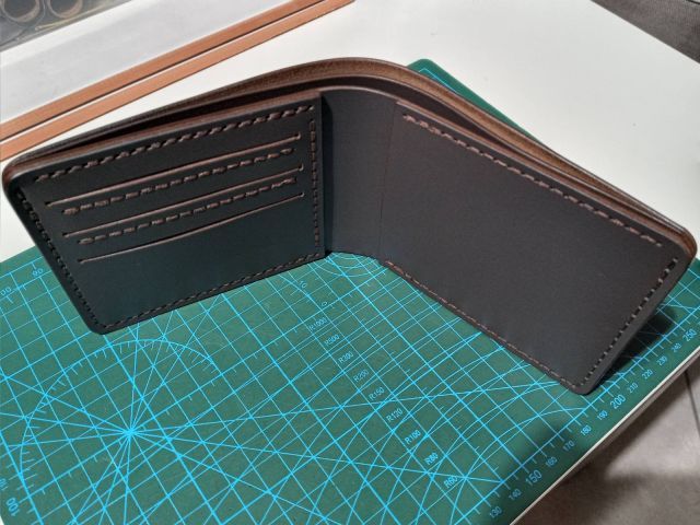 Шкіряний гаманець біфолд з тисненням імені (темно-коричневий)