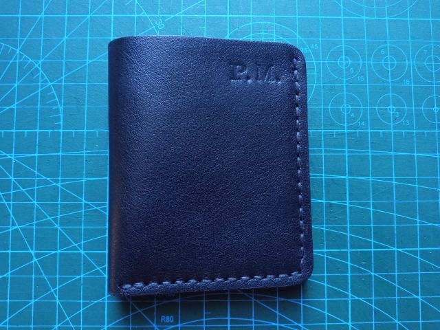 Portacarte slim in pelle con iniziali (P.M.)