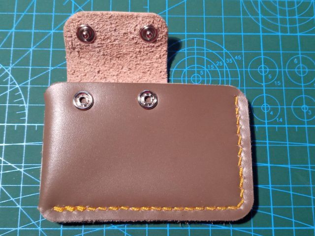 Portacarte mini fatto a mano con doppio bottone