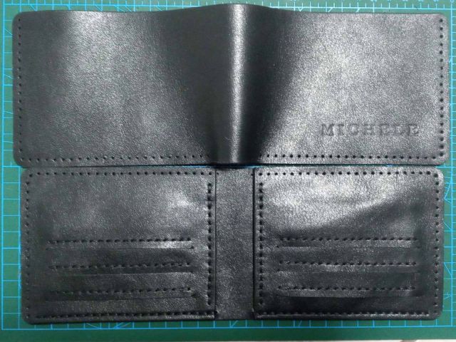 Portafoglio nero minimal con iniziali a rilievo