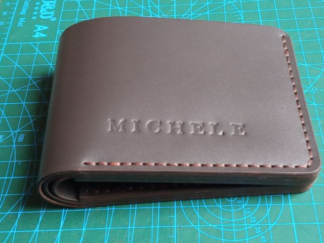 Шкіряний гаманець біфолд з тисненням імені (темно-коричневий)