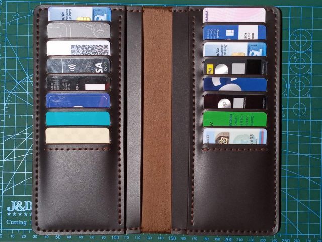 Довгий шкіряний гаманець на 16+ карт з тисненням (темно-коричневий)