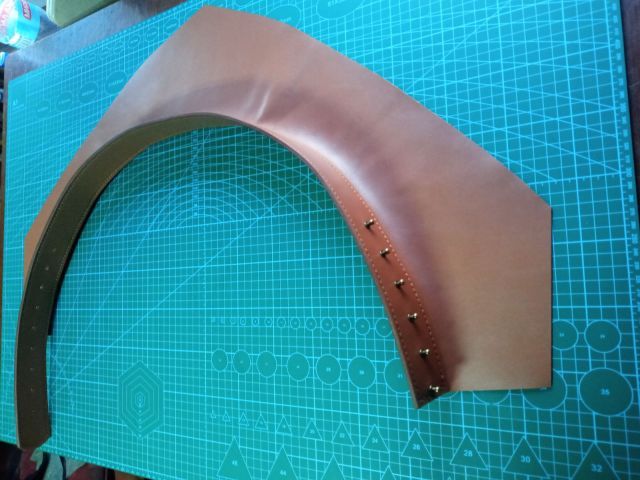 Коньячний шкіряний ремінь ручної роботи з прошитими краями та отворами для регулювання, фото на килимку для різання