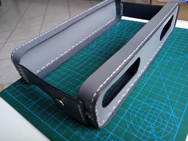 Custodia in pelle fatta a mano per altoparlante