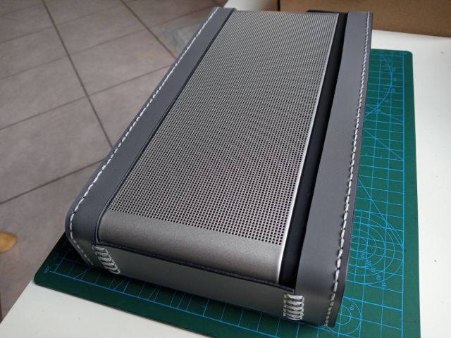 Custodia in pelle fatta a mano per altoparlante