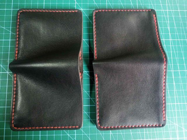 Шкіряний мінімалістичний гаманець для карт з червоною строчкою