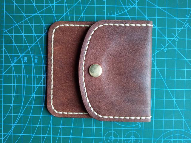 Portamonete in pelle con bottone