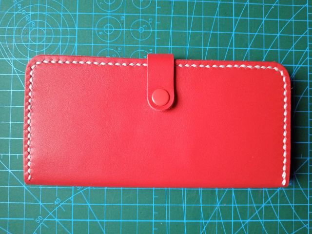 Червоний шкіряний чохол-книжка для смартфона з ремінцем на кнопці та білою строчкою, ручна робота