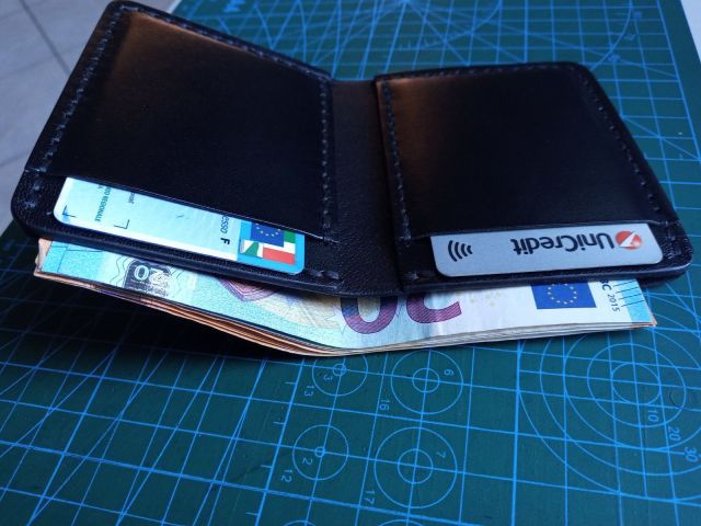 Portacarte slim in pelle con iniziali (P.M.)