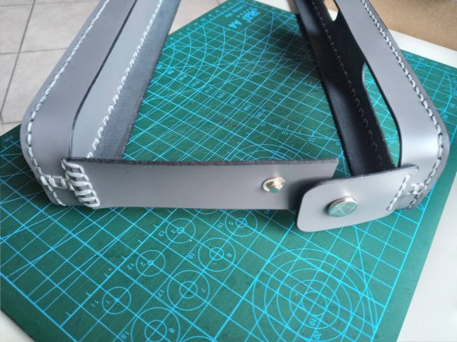 Custodia in pelle fatta a mano per altoparlante