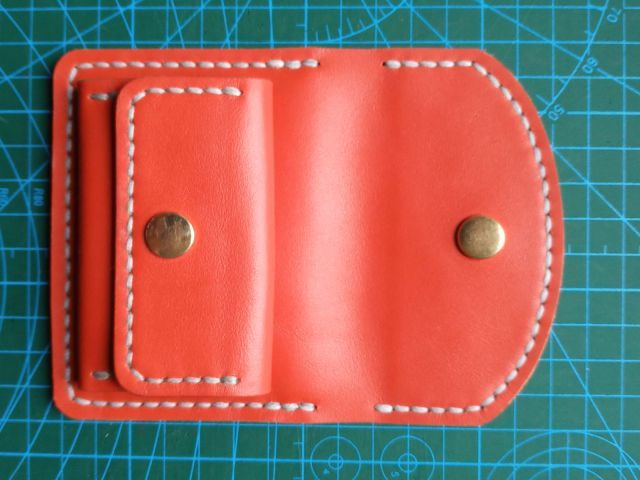 Червоний шкіряний міні-гаманець з монетницею на кнопці