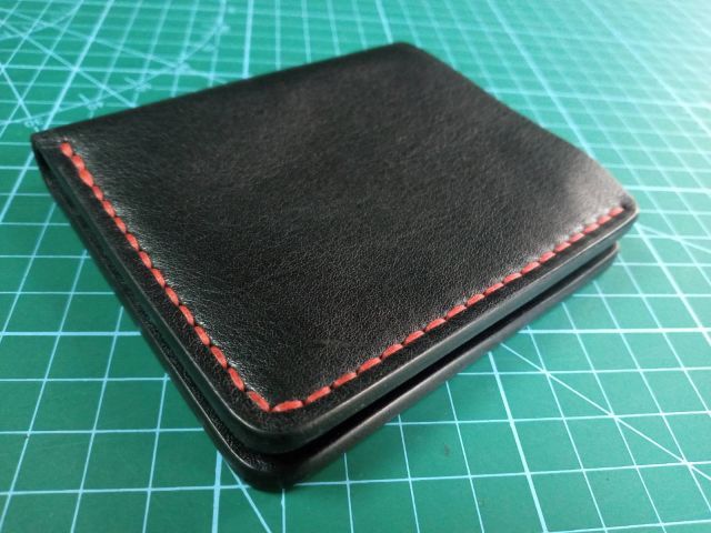 Шкіряний мінімалістичний гаманець для карт з червоною строчкою
