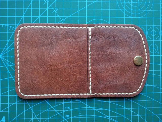 Portamonete in pelle con bottone