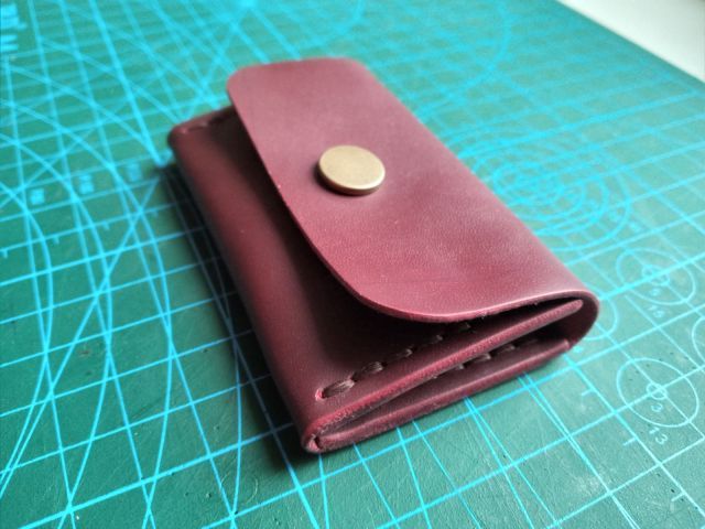 Portamonete bordeaux con bottone in ottone e fodera in camoscio