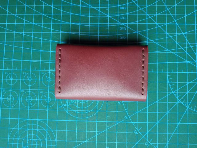 Portamonete bordeaux con bottone in ottone e fodera in camoscio