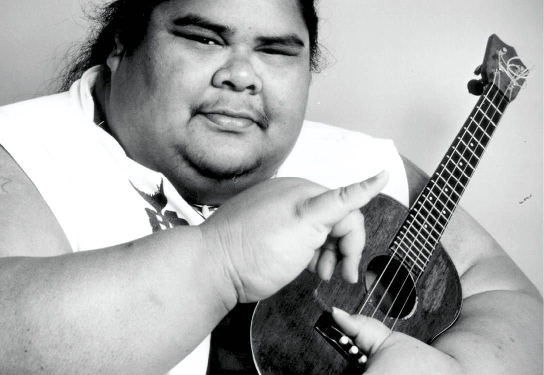Homem tocando ukulele em foto em preto e branco