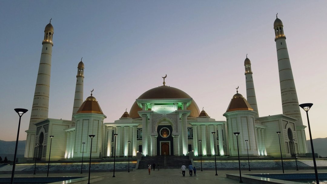 Ashgabat: the white marble city with nobody in it