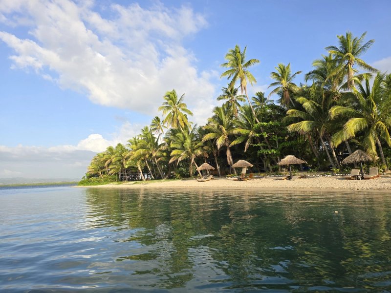 Fiji honeymoon: resort island vs mainland