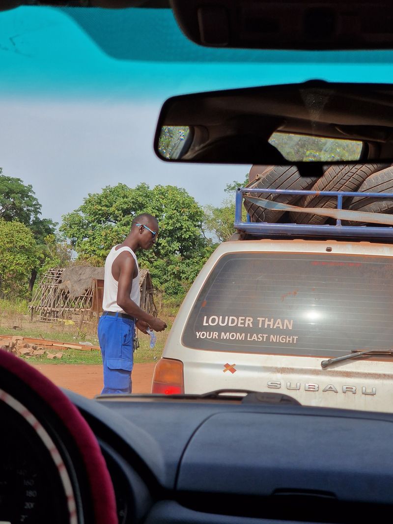 Police checkpoints in Guinea-Bissau: two triangles and a stamp that costs money