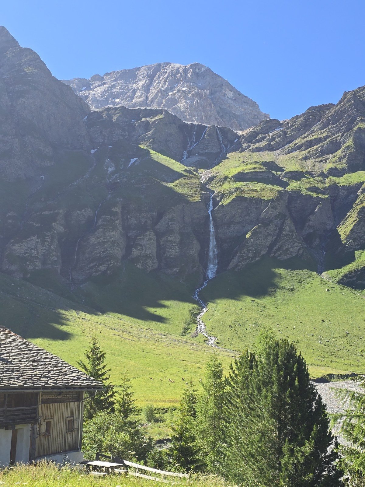 A Walser roof under the waterfall wall in the upper Safiental
