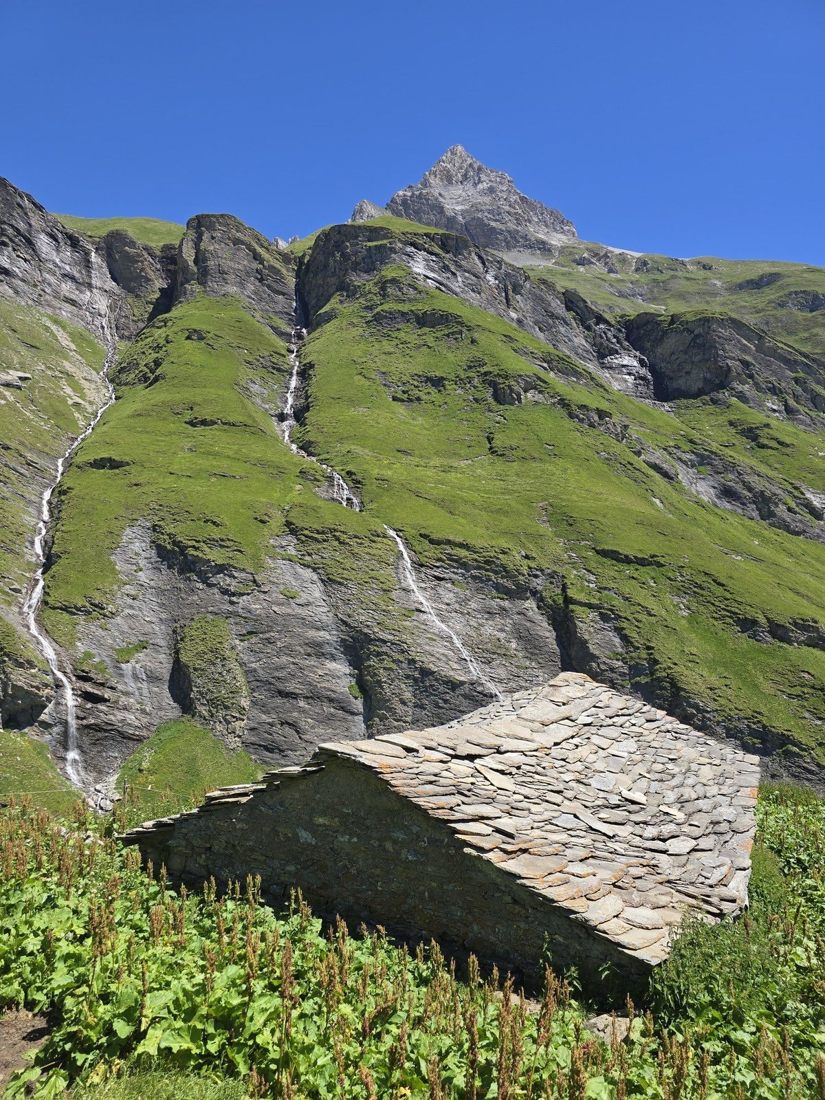 A stone-roofed barn below the peaks of the Safiental