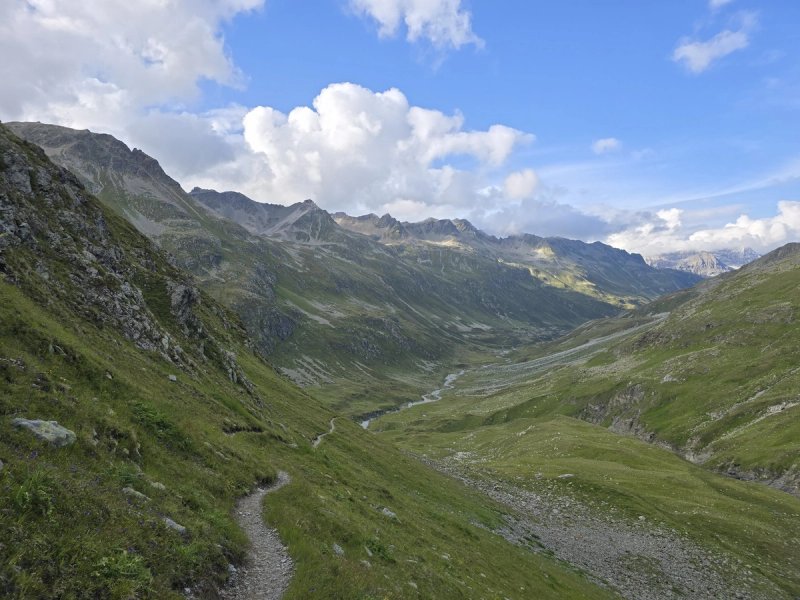 Two passes behind St. Moritz: a night at the Jenatschhütte