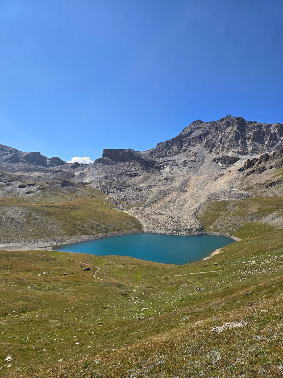 The turquoise Lac de Lona below the Pas de Lona