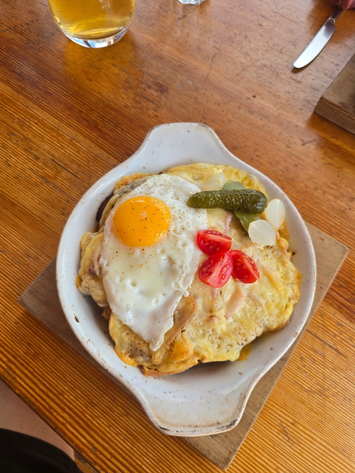Croûte au fromage with a fried egg at the hut