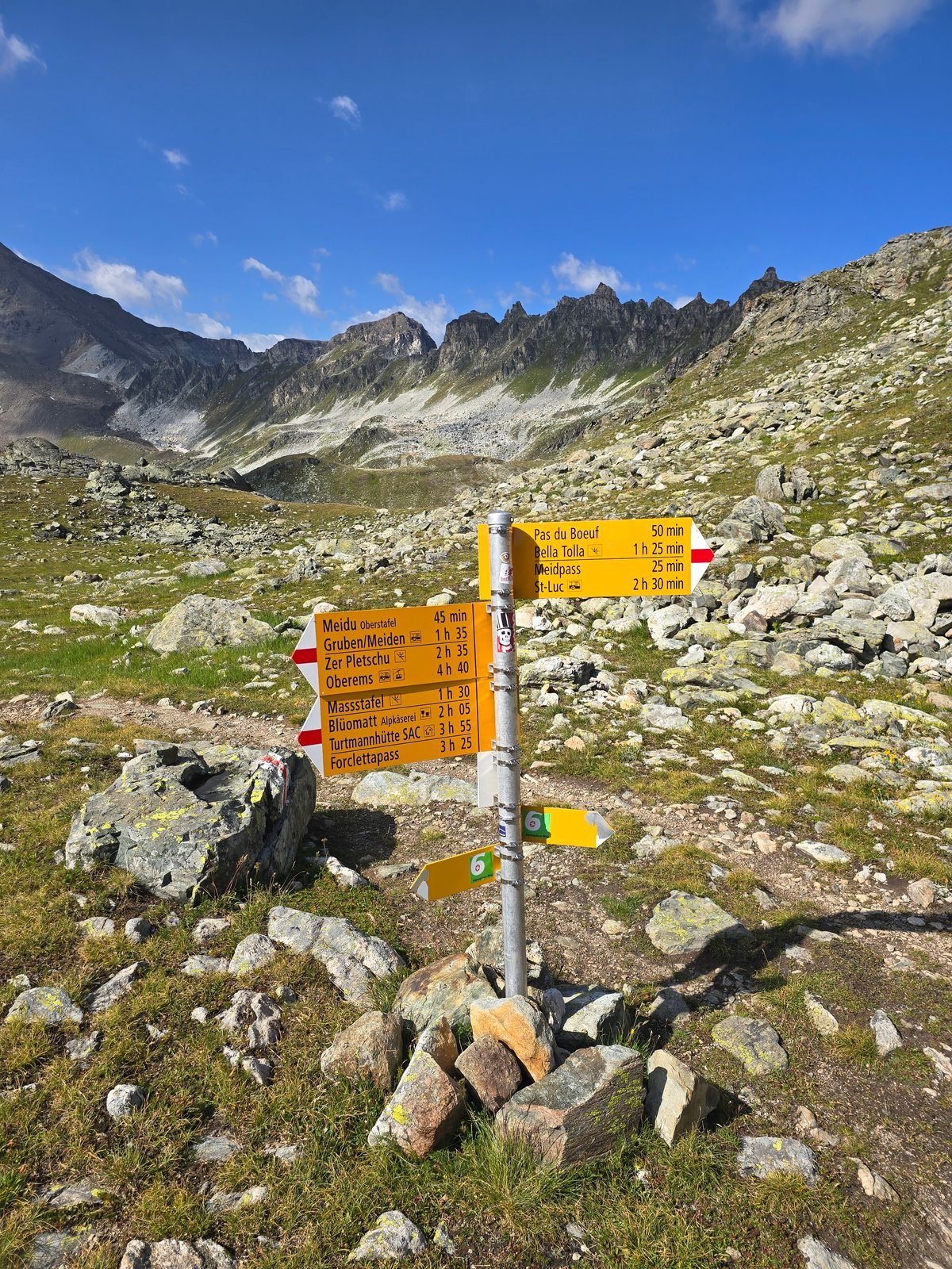 The signpost at the Meidsee tarn below the Meidpass