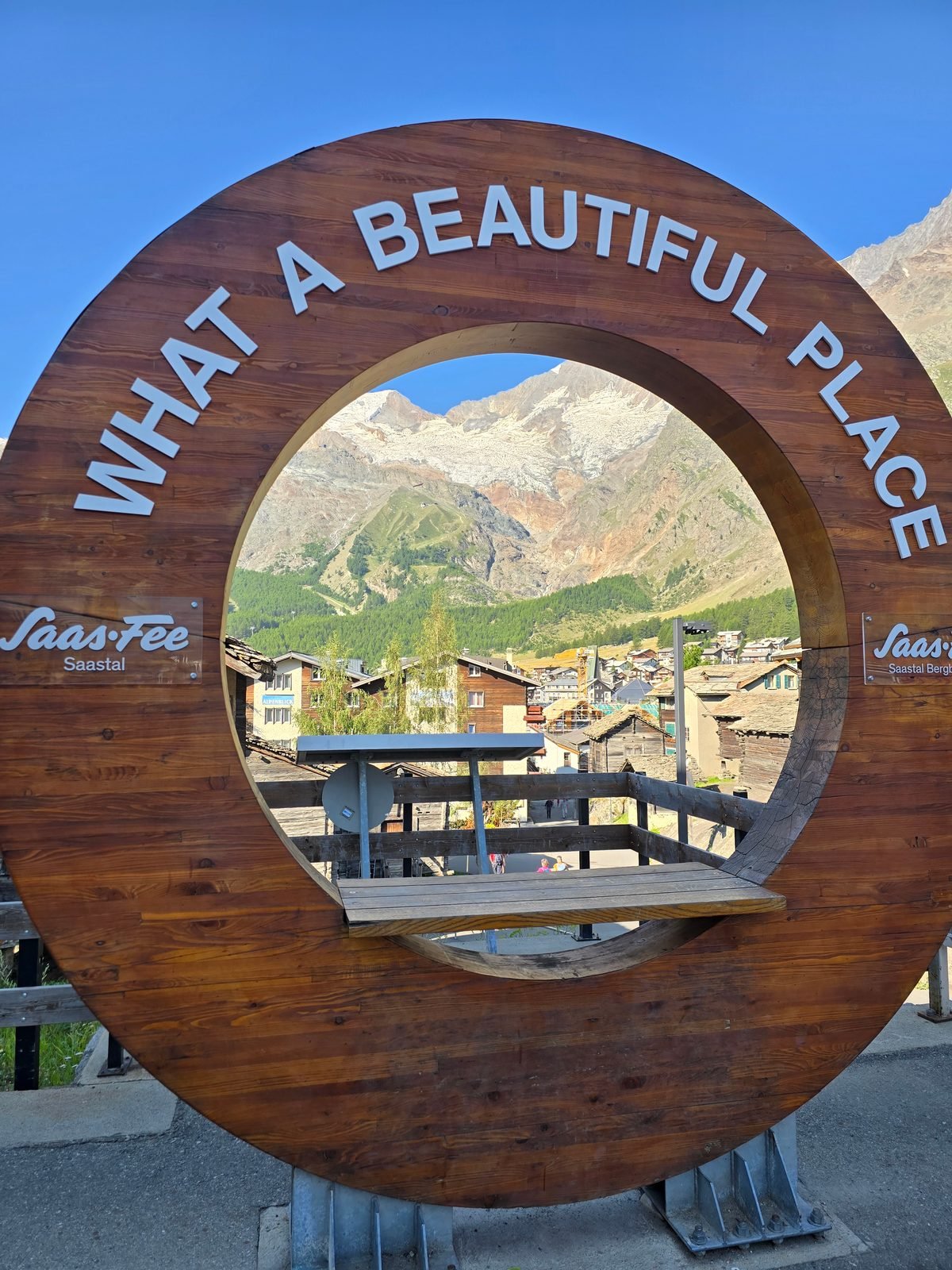 The What-a-beautiful-place ring in Saas-Fee at the start of Stage 20