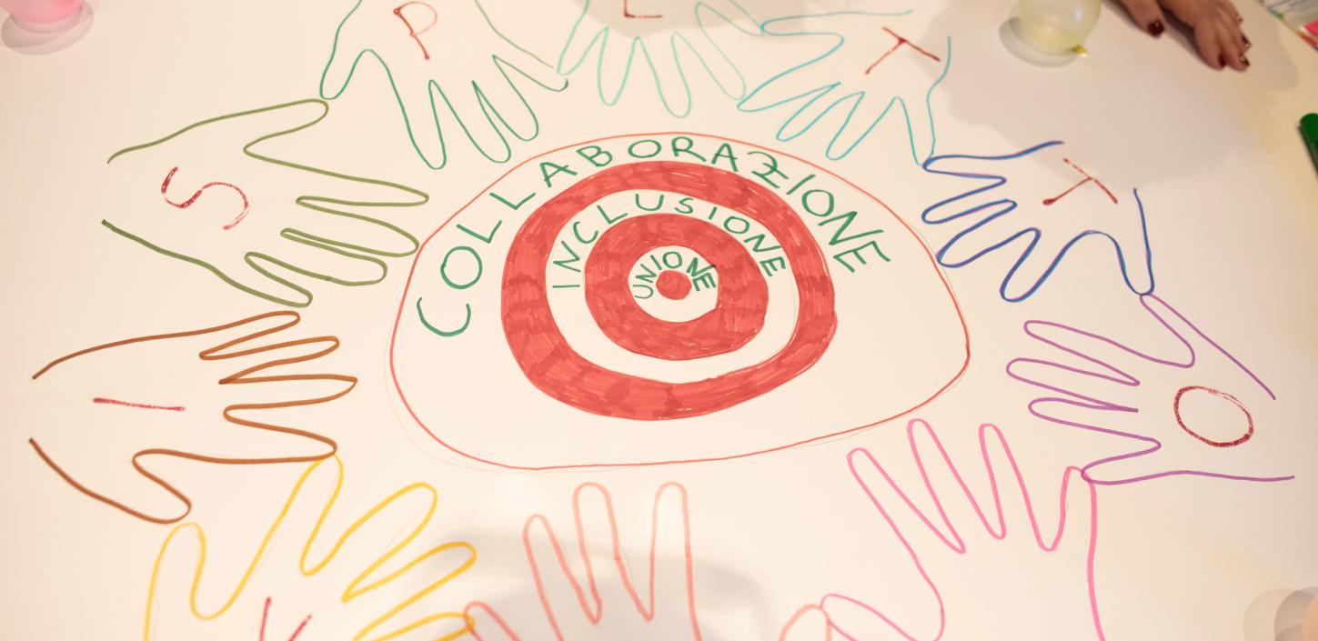 Un gruppo di persone che interagisce durante una conferenza